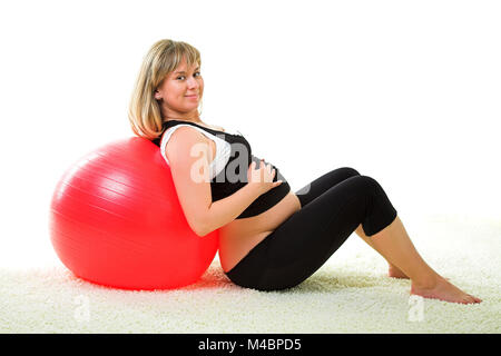 Schwangere Frau mit Gymnastikball Stockfoto