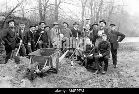 Gruppenbild, Bauarbeiter mit sand haufen und Spaten, 1930er Jahre, genaue Lage unbekannt, Deutschland Stockfoto