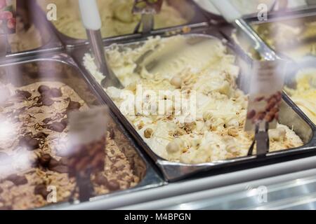 Vielzahl von leckeren Eis unter Einkaufen Fenster Stockfoto