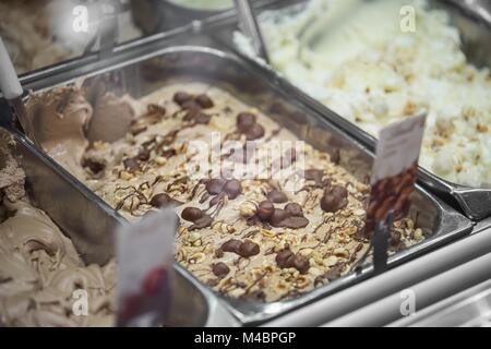 Vielzahl von leckeren Eis unter Einkaufen Fenster Stockfoto