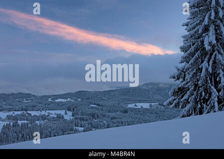 Bunte ausgeleuchtet Cloud nach Sonnenuntergang bei schlechtem Wetter über die Allgäuer Alpen. Bayern, Deutschland Stockfoto