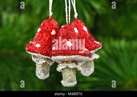 Pilze Amanita, Vintage Dekoration auf einem Weihnachtsbaum-Hintergrund Stockfoto