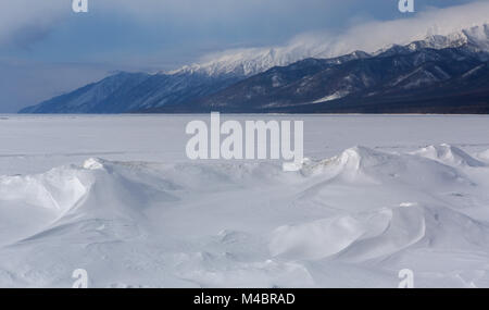 Weißer Strand des Baikalsees und Heilige Nase Halbinsel. Stockfoto