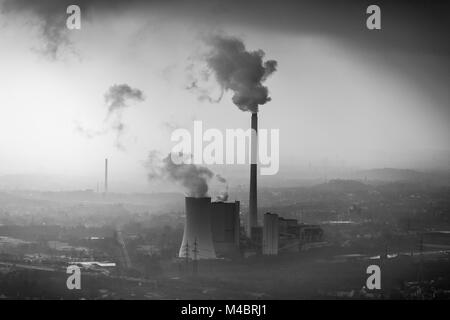 STEAG-Heizkraftwerk Herne, Kohlekraftwerk mit Rauch Wolke im Dunst vor industriekulisse, Herne Stockfoto