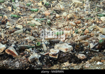 Großen Müllhalde Abfall mit zerbrochenen Flaschen Stockfoto