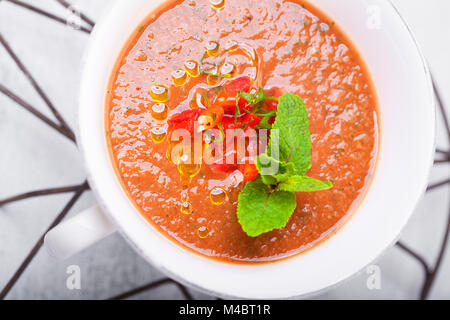 Schale mit frischen Tomaten Suppe Gazpacho in weiße Platte Stockfoto