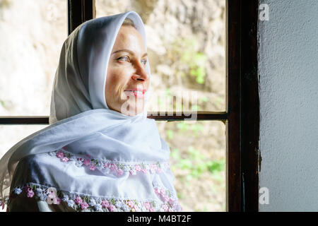 Porträt einer Frau, die traditionelle Kopftuch zu einem Derwisch Kloster in Bosnien Stockfoto