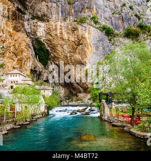 Derwisch Kloster oder Tekke am Fluss Buna Frühling in der Stadt Blagaj, Bosnien Stockfoto