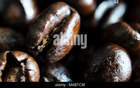 Up-close Schuß von dunkel geröstete Kaffeebohnen Stockfoto