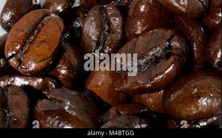 Up-close Schuß von dunkel geröstete Kaffeebohnen Stockfoto