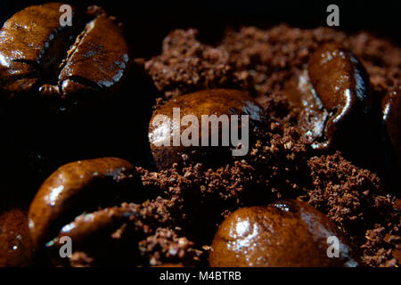 Up-close Schuß von dunkel geröstete Kaffeebohnen Stockfoto