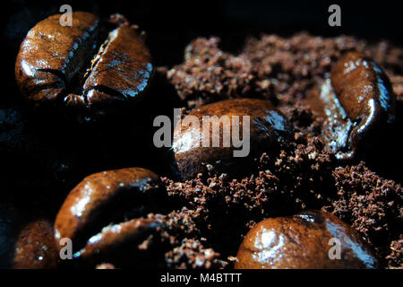 Up-close Schuß von dunkel geröstete Kaffeebohnen Stockfoto