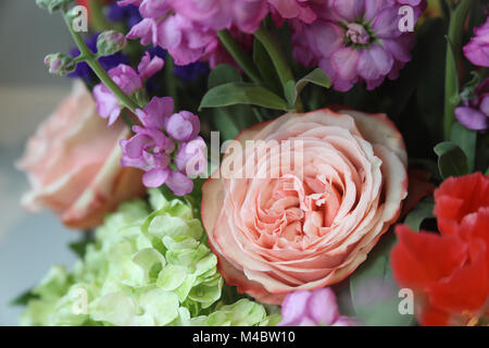 Hübsche Blumen-arrangement Stockfoto