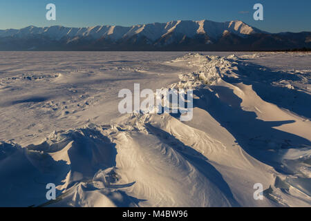 Eis trifft auf den Baikalsee und Heilige Nase Halbinsel. Stockfoto