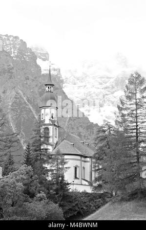 St. Nikolaus Kirche Obernberg in Tirol Österreich schwarz-weiß Stockfoto