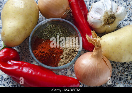 Zutaten für vegane Kartoffel Gulasch Stockfoto