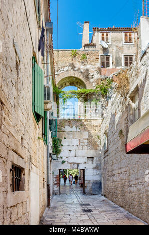 Gasse in der Diokletianspalast, Split, Dalmatien, Kroatien, Europa Stockfoto