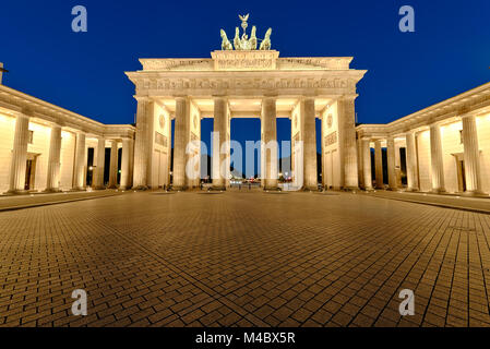 Das Brandenburger Tor in Berlin bei Nacht beleuchtet Stockfoto