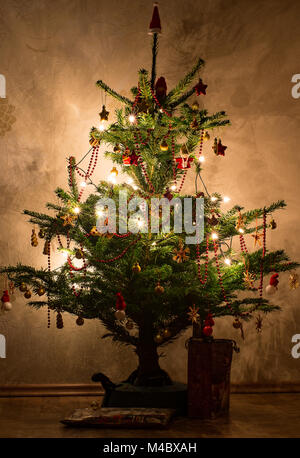 Die geschmückten Weihnachtsbaum mit Stars und Weihnachten Glitter Kugeln Stockfoto