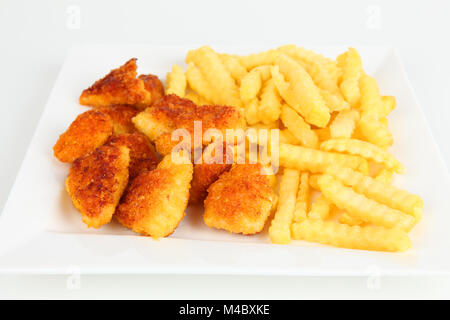Pommes mit Chicken Nuggets Stockfoto
