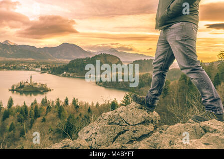Wanderer Beine und Blick über den See Bled. Stockfoto