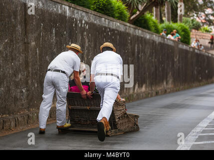 Rodelbahn Mitfahrer auf Schlitten in Monte - Funchal Madeira Portugal Stockfoto