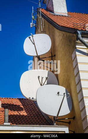 Satellitenschüssel auf dem Dach eines alten Gebäudes Stockfoto