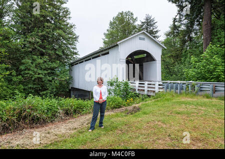 Die historische Mosby Creek Covered Bridge in Oregon Stockfoto