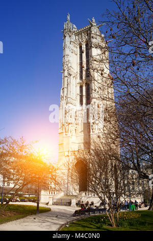 Saint-Jacques Turm auf Rivoli Straße in Paris. Stockfoto