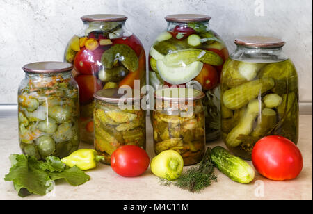 Eine Vielzahl von Gemüsekonserven in Gläsern. Stockfoto