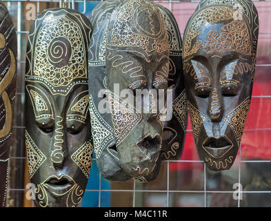 Souvenirs: Masken aus Holz, symbolisiert die menschliche Emotionen. Stockfoto