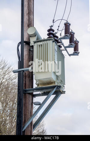 Mast montiert Transformator Stockfoto