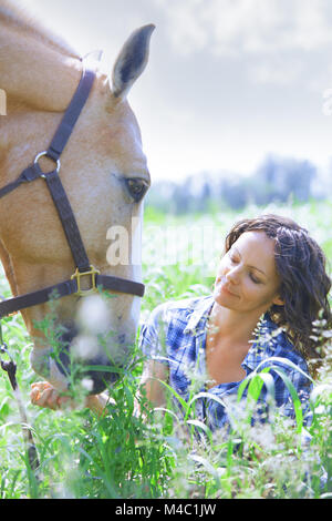 Frau und Pferd zusammen im Fahrerlager Stockfoto