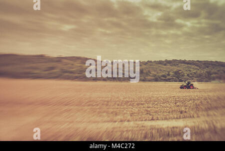 Traktor das Feld pflügen Stockfoto