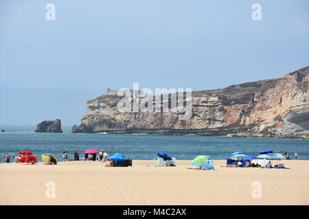 Strand bei Nazare Fischerdorf in Portugal Stockfoto