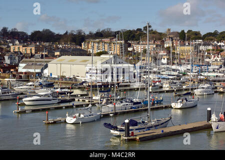 Cowes Yacht Haven auf der Insel Wight home Der internationalen Yacht oder Segelregatta Cowes Week. Marinas und Liegeplätze für Yachten auf dem Solent. Stockfoto