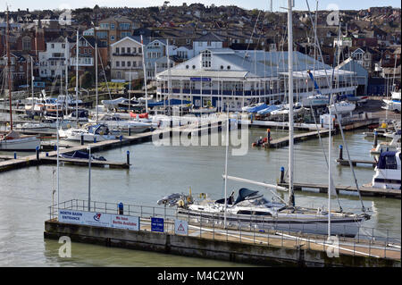 Cowes Yacht Haven auf der Insel Wight home Der internationalen Yacht oder Segelregatta Cowes Week. Marinas und Liegeplätze für Yachten auf dem Solent. Stockfoto