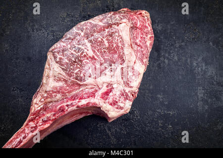 Wagyu Tomahawk Steak auf alte Blech Stockfoto