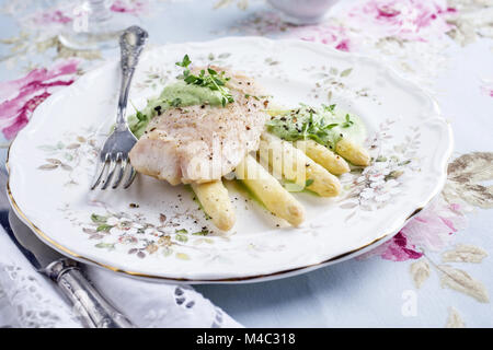 Kabeljaufilet mit weißem Spargel auf dem Teller Stockfoto