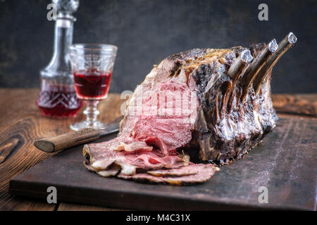 Rippe von Rindfleisch kalt Schnitt auf alten Blech Stockfoto