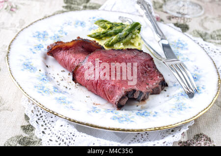 Roastbeef mit grünem Spargel und Kartoffelpüree Stockfoto