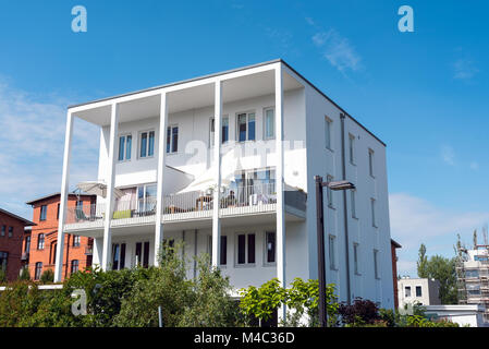 Modernes Stadthaus mit Balkon gesehen in Berlin, Deutschland Stockfoto