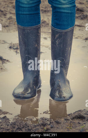 Kind in Gummistiefel Stockfoto