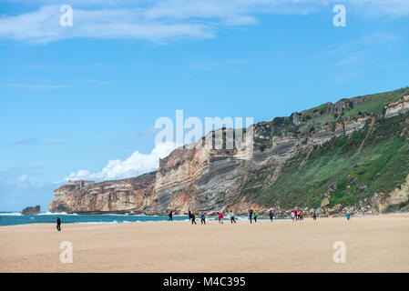 Strand in Nazare, eine Surf Paradise Town Stockfoto