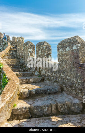 Die Maurische Burg Landschaft bis in die Hügel in Sintra Stockfoto