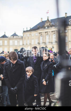 Kopenhagen, Dänemark. 15 Feb, 2018. Mitglieder der Dänischen Königlichen Familie erscheint außerhalb von Schloss Amalienborg Menschen danken für die Tribute an Prinz Henrik links. Hier Prinz Joachim und Prinzessin Marie mit ihren Kindern. Credit: Gonzales Foto/Alamy leben Nachrichten Stockfoto