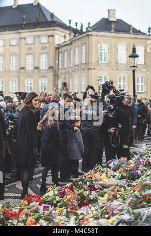Kopenhagen, Dänemark. 15 Feb, 2018. Mitglieder der Dänischen Königlichen Familie erscheint außerhalb von Schloss Amalienborg Menschen danken für die Tribute an Prinz Henrik links. Hier Kronprinz Frederik und Kronprinzessin Mary und ihre Kinder. Credit: Gonzales Foto/Alamy leben Nachrichten Stockfoto