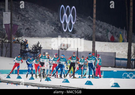 Allgemein, Feature, Randmotiv, Starterfeld, Laeuferfeld, Pulka, im Hintergrund die Olympischen Ringe, Nordische Kombination der Maenner, Nordische Kombination - Ind Gund. NH/10 km, Langlauf am 14.02.2018, Alpensia Langlauf Center Olympische Winterspiele 2018, vom 09.02. - 25.02.2018 in PyeongChang/Suedkorea. | Verwendung weltweit Stockfoto