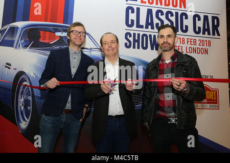 London, Großbritannien. 15 Feb, 2018. Die vierte Ausgabe der Classic Car Show öffnete seine Türen am London Excel heute, mit Quentin Wilson und Jonny Smith schneiden die Multifunktionsleiste. Credit: Paul Quezada-Neiman/Alamy leben Nachrichten Stockfoto