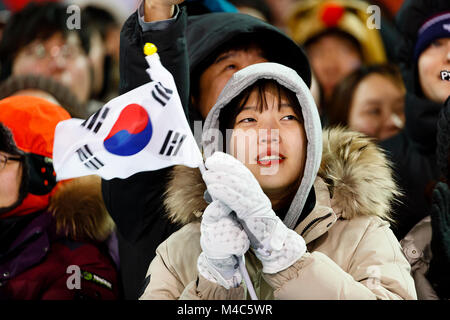 Pyeongchang, Südkorea. 15 Feb, 2018. Koreanische fan Uhren Athleten während Freestyle Aerials der Frauen in PyeongChang 2018 Winter-olympischen Spiele bei Phoenix Snow Park am Donnerstag, den 15. Februar 2018. Credit: Paul Kitagaki jr./ZUMA Draht/Alamy leben Nachrichten Stockfoto